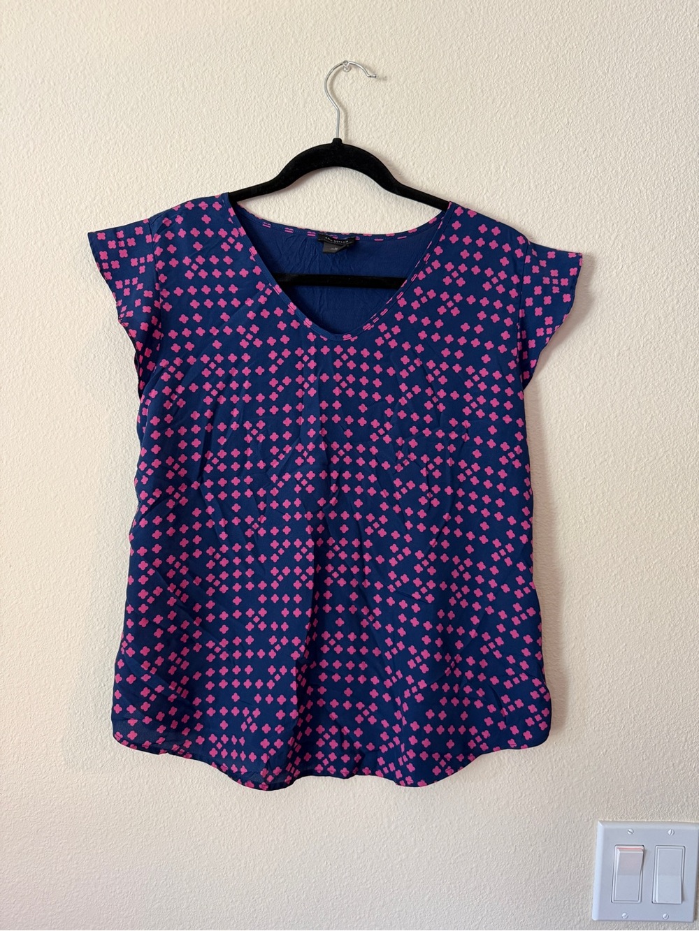 Ann Taylor Navy V-Neck Cap Sleeve Top with Pink Geo Print